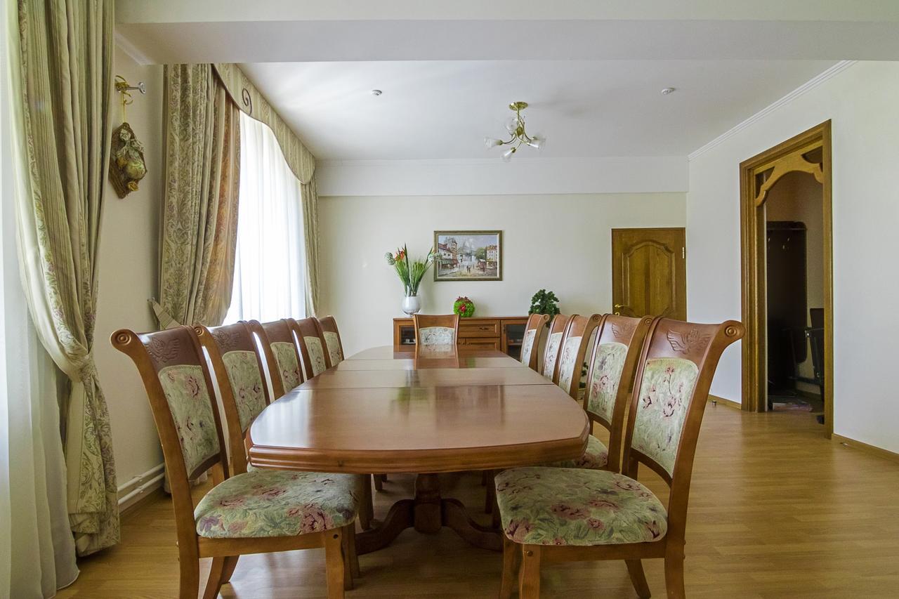 Centralny Hotel Кривой Рог Екстериор снимка