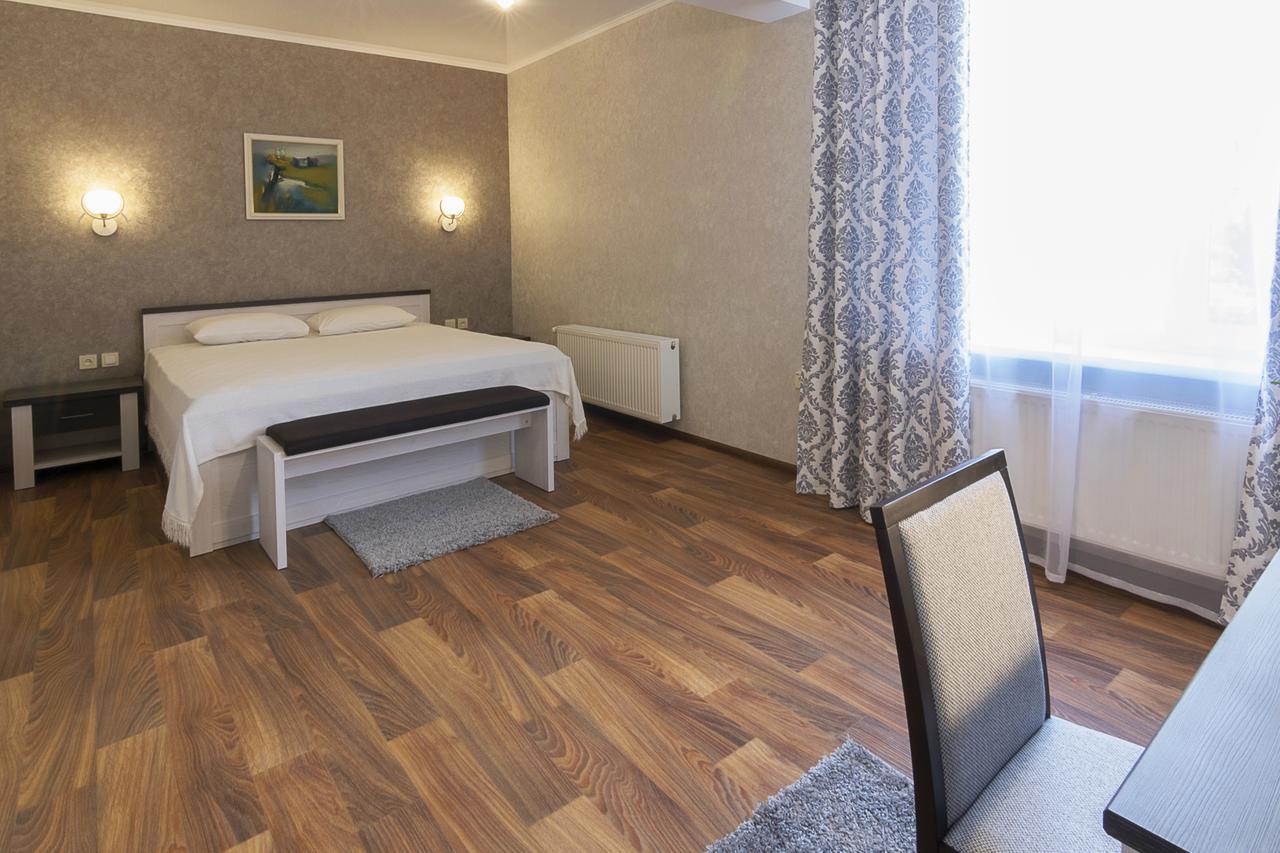 Centralny Hotel Кривой Рог Екстериор снимка