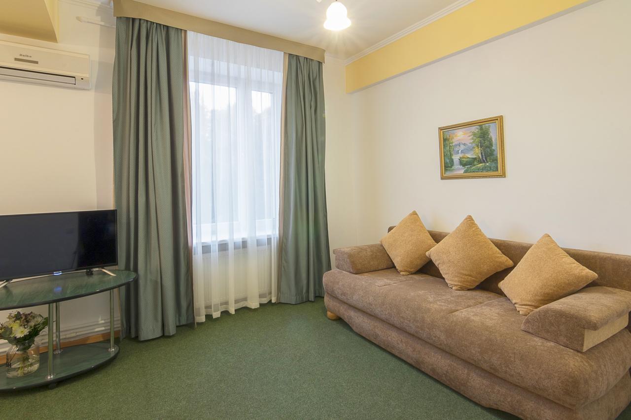 Centralny Hotel Кривой Рог Екстериор снимка
